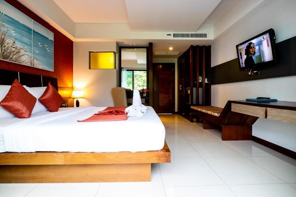 Dipantai Boutique Beach Resort Patong Экстерьер фото